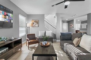 Televisio, takka, työhuone