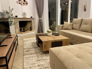 Smart TV, fireplace - The perfect blend of comfort and tranquility in this elegant top-floor apartment (Voula)