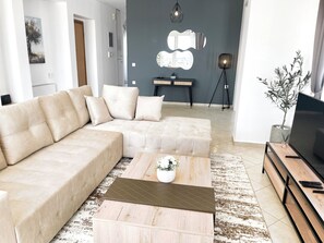 Smart TV, fireplace