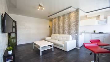 Comfort Apartment, Balcony, City View | Living area