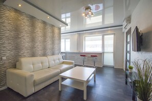 Comfort-Apartment, Balkon, Stadtblick | Wohnbereich
