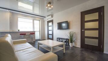 Comfort Apartment, Balcony, City View | Living area