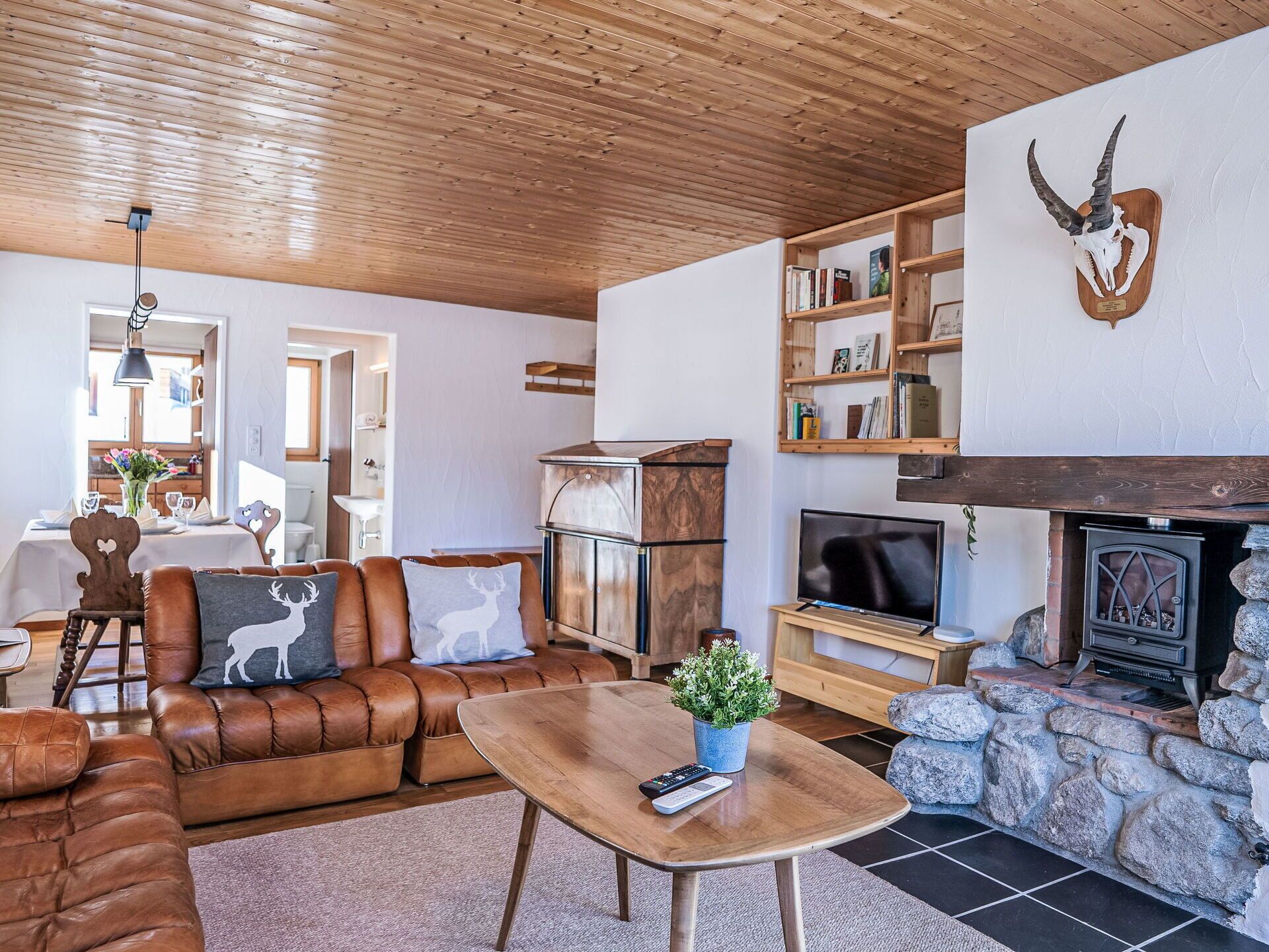 Meubles, Design Intérieur, Bois, Plafond, Salon, Pièce, Sol, Canapé, Sol, Domicile