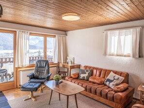 TV - Nice apartment for 4 people with WIFI, TV, balcony and panoramic view (Samedan)