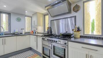 Microondas, horno, silla alta para bebés