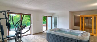 Wonderful private villa for 5 guests with WIFI, hot tub, TV, patio and pets allowed