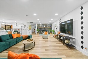 Una Smart TV, una chimenea, una oficina