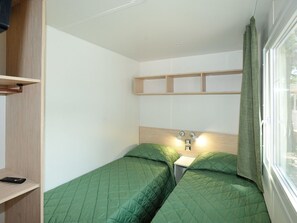 Travel crib, free WiFi, bed sheets