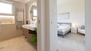 A modern bathroom with a vanity, mirror, and towel rack. - Beautiful private villa for 6 people with WIFI, private pool, A/C and TV, close to Brindisi (San Vito Dei Normanni)