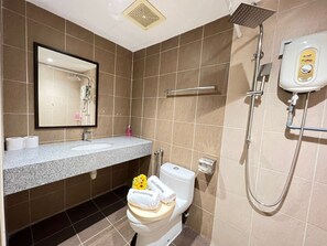 Une salle de bain moderne équipée d’un lavabo, de toilettes et d’une douche.