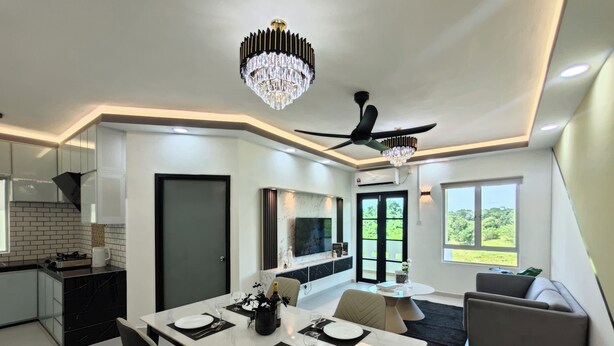 Une cuisine moderne avec un coin repas, un ventilateur de plafond et une grande fenêtre donnant sur un paysage verdoyant.