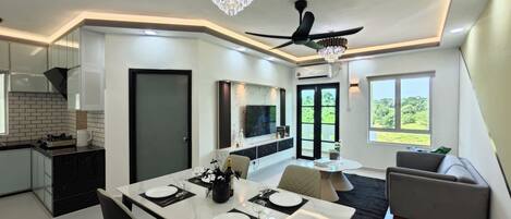 Appartement, balkon, uitzicht op de stad | Woonruimte | Televisie