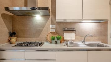 KĂŒhlschrank, Mikrowelle, Ofen, Herdplatte