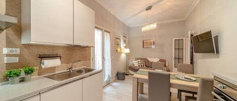 Kjøleskap, mikrobølgeovn, ovn og kokeplater