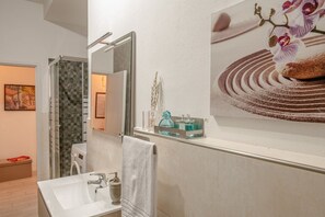 Dusche, Haartrockner, Bidet, Handtücher