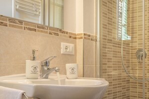 Dusche, umweltfreundliche Kosmetikartikel, Bidet, Handtücher