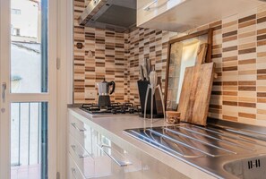 Frigorifero, forno, piano cottura, lavastoviglie