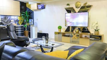 Apartment, 1 Bedroom, Accessible, Smoking | Living room