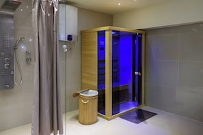 Apartment, 1 Bedroom, Accessible, Smoking | Bathroom