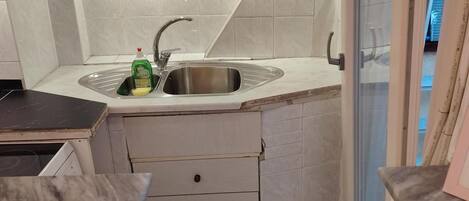 Jääkaappi, mikroaaltouuni, uuni, vedenkeitin