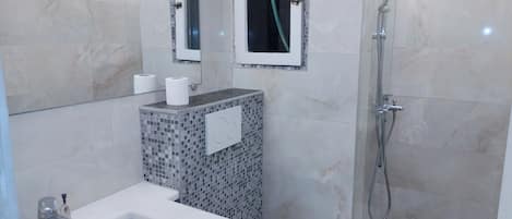 Studio | Salle de bain | Douche, serviettes fournies