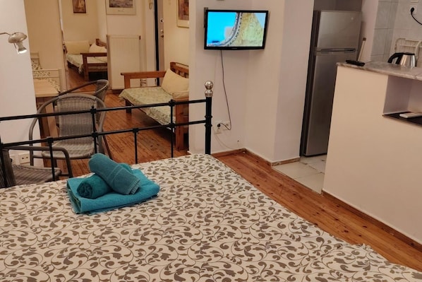 1 bedroom, free WiFi, bed sheets - Large Studio/family Apartment (Thessaloniki)