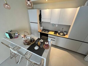 Fridge, oven, dishwasher, coffee/tea maker