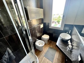 Dusj, hårføner, bidé og håndklær