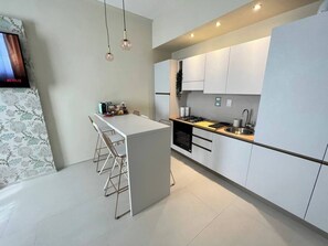 Fridge, oven, dishwasher, coffee/tea maker