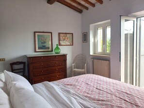 1 chambre, bureau, fer et planche à repasser, lit parapluie