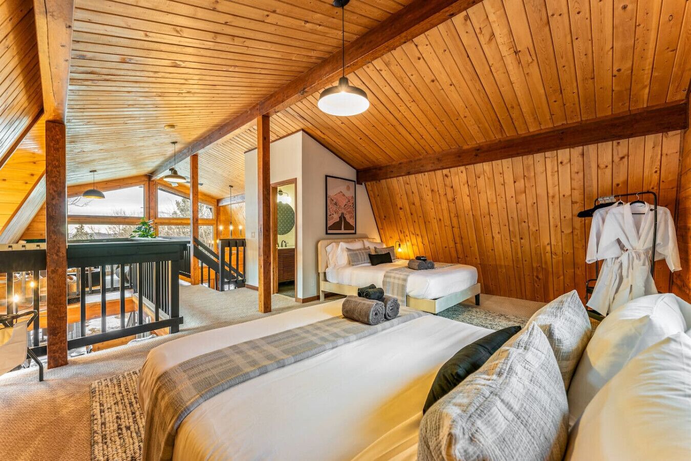 2 soverom, skrivebord, strykejern/-brett og reiseseng for barn