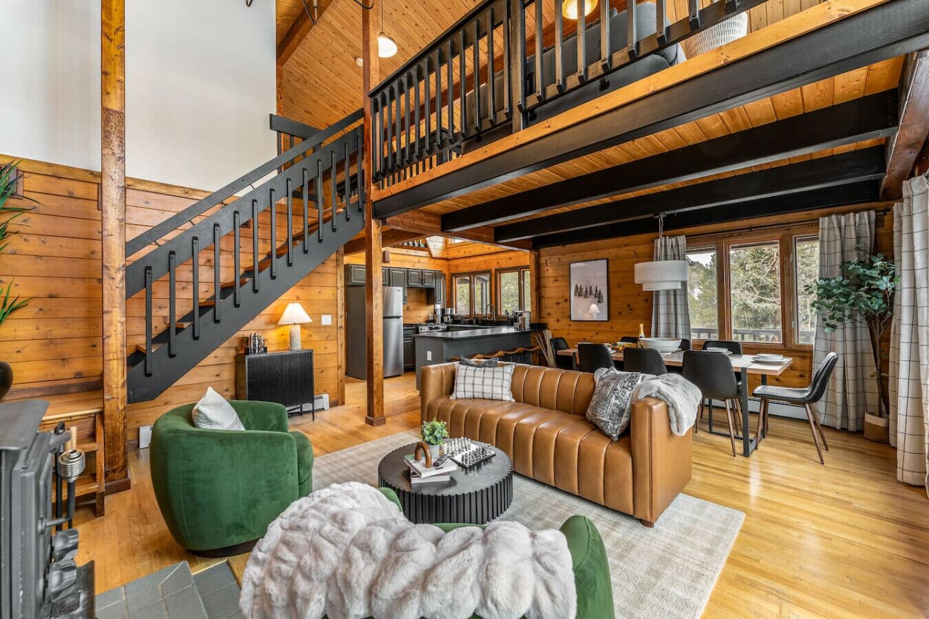 Fernseher, Kamin, Videospiele, Tischtennisplatte