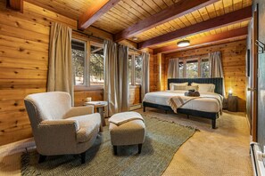 2 slaapkamers, een bureau, een strijkplank/strijkijzer, reisbedje