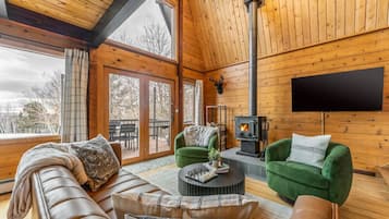 Televisión, chimenea, videojuegos y tenis de mesa