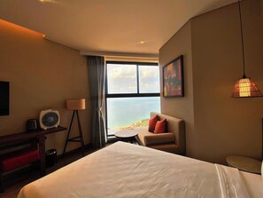 Habitación cuádruple Deluxe, vista a la alberca | Wifi gratis y ropa de cama