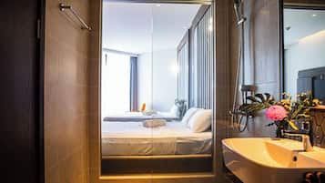 Phòng 4 Deluxe, quang cảnh hồ bơi | Phòng tắm | Buồng tắm vòi sen, áo choàng tắm, dép đi trong nhà