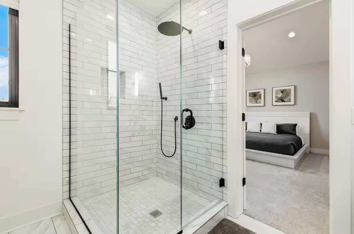 Douche, articles de toilette écologiques, sèche-cheveux