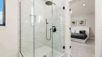 Douche, articles de toilette écologiques, sèche-cheveux