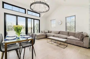 TV connectée, chaîne hi-fi, espaces bureaux