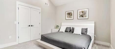 3 chambres, coffres-forts dans les chambres, bureau