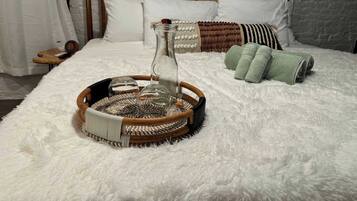 2 quartos, cofres nos quartos, escrivaninha