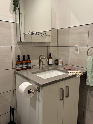 Regadera, amenidades de baño ecológicas, secadora de cabello, toallas 