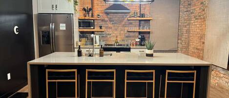 Réfrigérateur, micro-ondes, four, plaque de cuisson