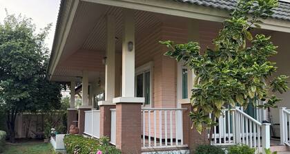 Serene 3-bedroom house in Bangkok with WiFi