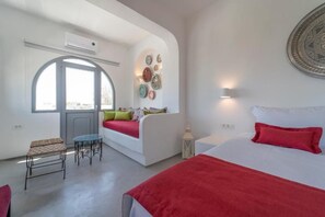 Dreibettzimmer, Poolblick, Meerseite | Kostenloses WLAN, Bettwäsche