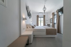 Free WiFi, bed sheets - Black Coast Hotel Santorini (Santorini)