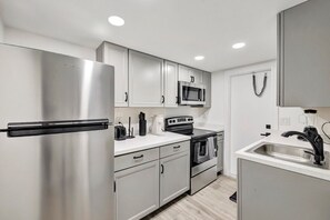 ثلاجة، ميكروويف، فرن، موقد طهي مسطح