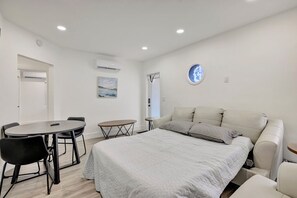 2 Schlafzimmer, Schreibtisch, Bügeleisen/Bügelbrett, Reisekinderbett