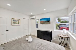 2 عدّة غرف نوم ومكتب ومكواة/لوح كي وسرير سفر