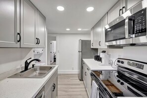 Réfrigérateur, four à micro-ondes, un four, surface de cuisson